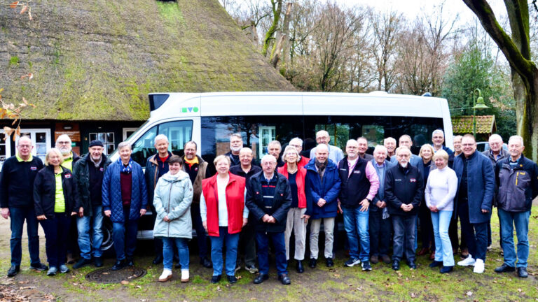 Gruppe Menschen vor einem Bürgerbus bei Indienststellung des Heidekreis-Poolbusses